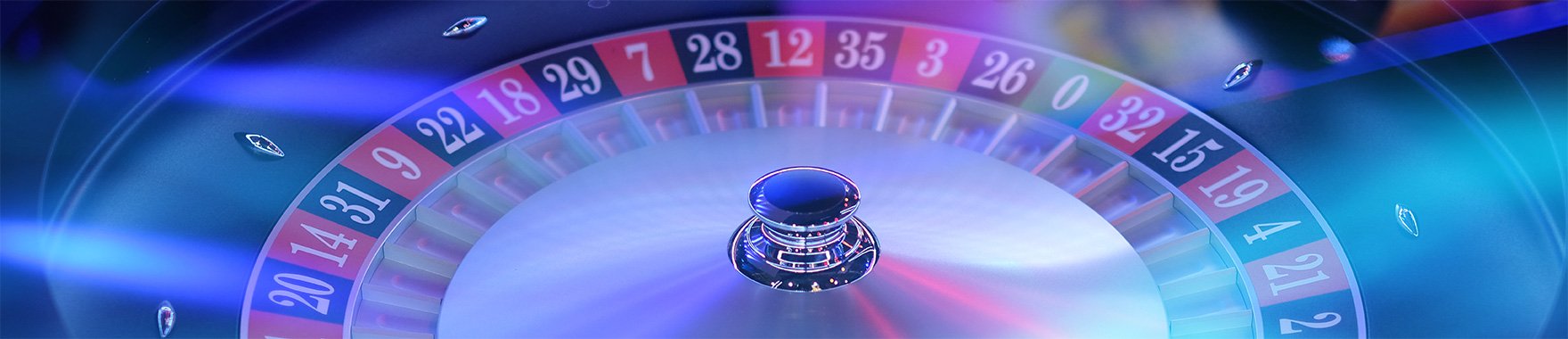 Pemain kota77 slot merayakan kemenangan besar jackpot progresif dengan ekspresi gembira